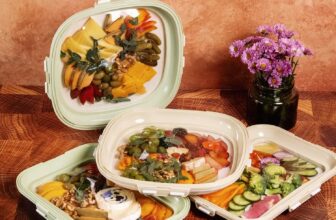 Crudités Portable Snack Tray Rectangle 4-Pack Cream White Reversible Stretch Lid BPA-Free Freezer Dishwasher Safe Meal Prep Charcuterie Salads Picnic Travel Containers