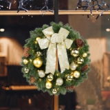 Hausse 15″ Lighted Christmas Wreath with Golden Bow & Balls, 40 LED Lights, 8 Modes, Battery Operated, Metal Hanger, IP44 Waterproof, for Front Door & Wall Decor